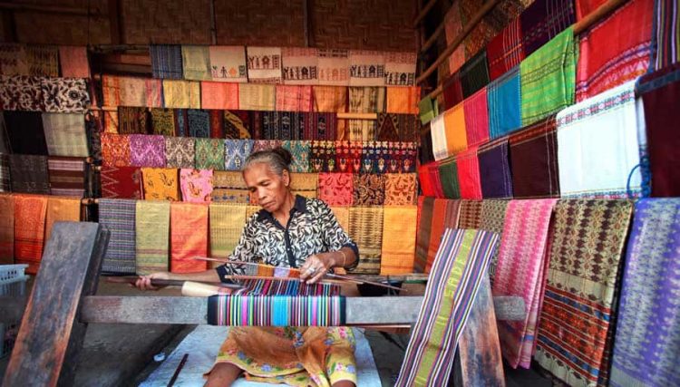 Desa Sukarara, Paket Tour Lombok yang Penuh dengan Edukasi Budaya